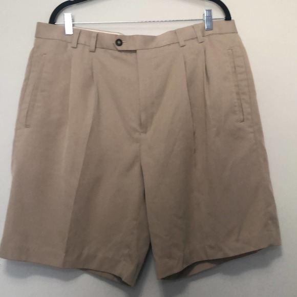 Cutter & Buck‎ Men’s Pleated Front Khaki Shorts. Size 38 EUC - Picture 1 of 4